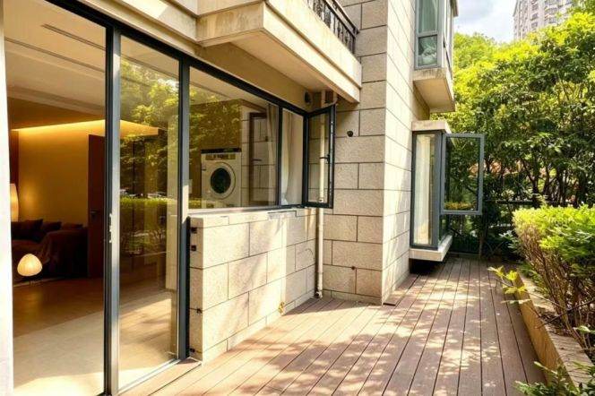 Wuding Rd Metro Station - 1-brm apartment with floor-to-ceiling windows and a large courtyard