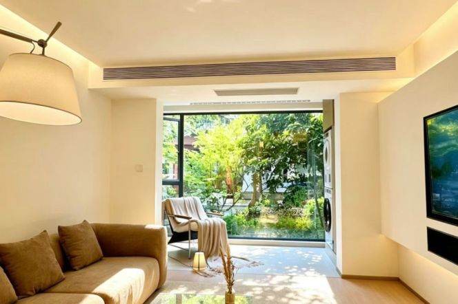 Beautiful green view 1br with big yard near Jing'an Temple