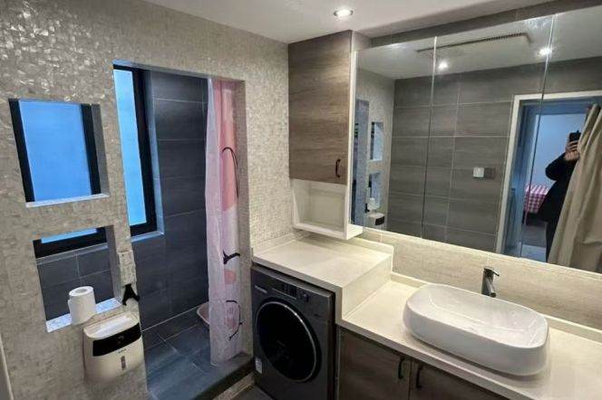 Big balcony one bedroom Apt+walk-in closet@Wuding Rd