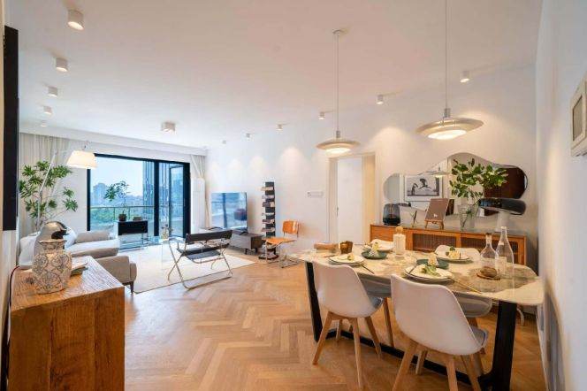 2 Brs, 2 Baths with Open Balcony/Floor heating/Oven, High rise building @ Loushanguan metro L2