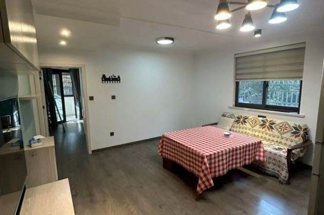 Big balcony one bedroom Apt+walk-in closet@Wuding Rd