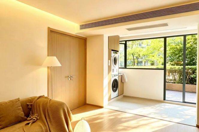 Beautiful green view 1br with big yard near Jing'an Temple