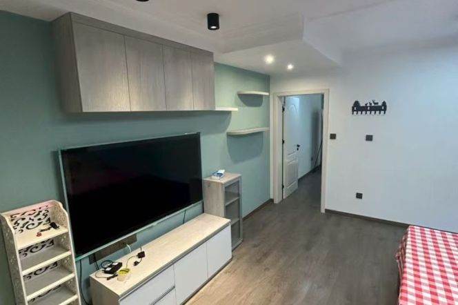 Big balcony one bedroom Apt+walk-in closet@Wuding Rd