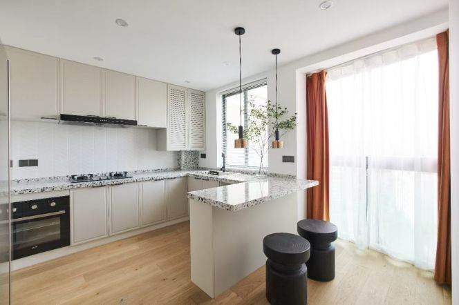 3 Brs, 2 Baths with Open Balcony/Floor heating/Central ac, 140 sqm @ Dapuqiao station L9