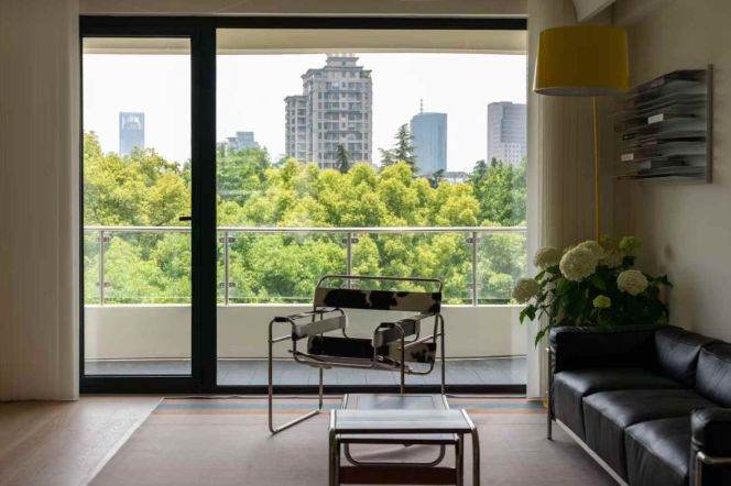 Top of city floor heating 3brs/2lr/2ba apt with balcony ;L2/12/13