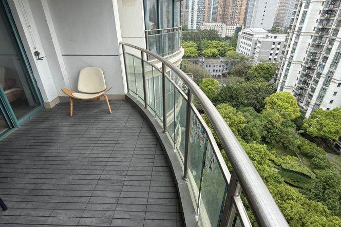 Big open balcony 1br /  Spacious / Bright / Modern/ Quiet /  elevator
