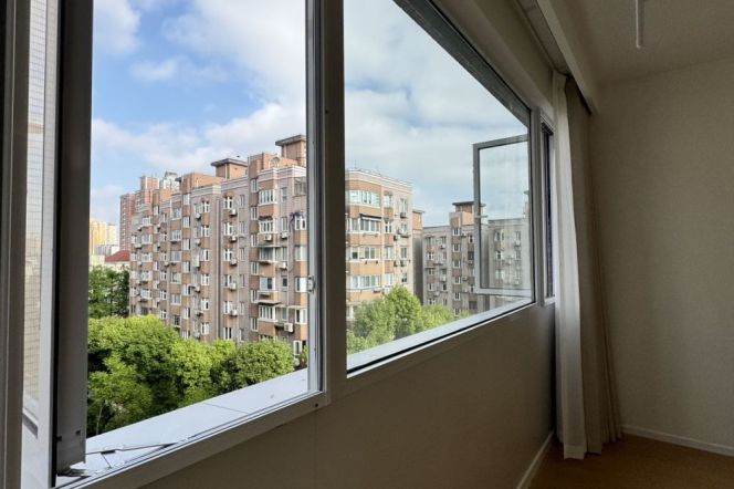 Modern 1Br +Great sunshine +Green view | Zhongshan Park Metro L2/3/4 | Elevator