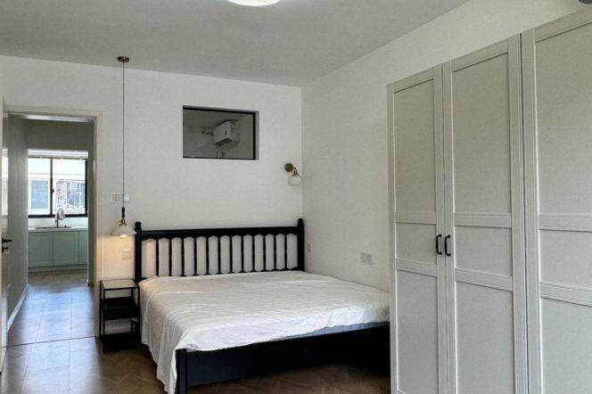 Great sunshine 1BR Apt + floor heating | Jiaotong Univer. Metro| Clean compound | 8.6K