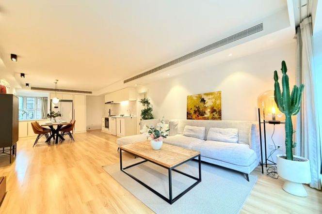 3 Brs, 2 Baths with Floor heating/Central ac/Gym/Swimming pool in Grand Plaza @ Jingan temple L2&7