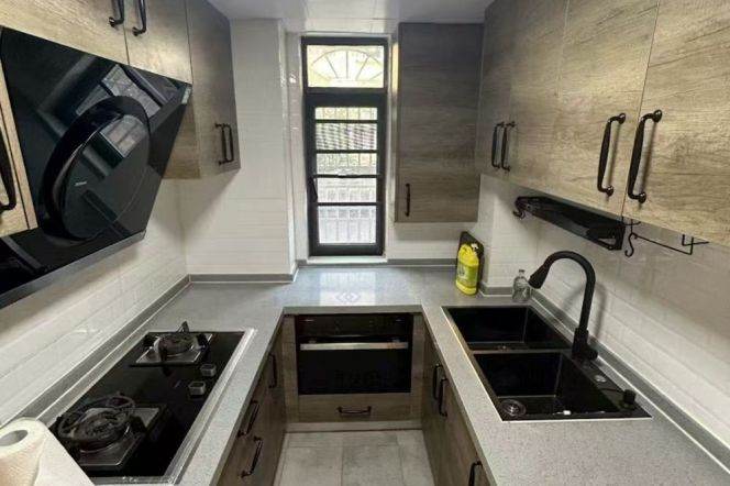 Big balcony one bedroom Apt+walk-in closet@Wuding Rd