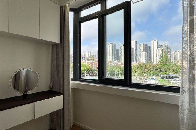Modern 1Br 70Sqm +elevator+heating/Balcony/Wuning rd & Caoyang rd Metro L13&14