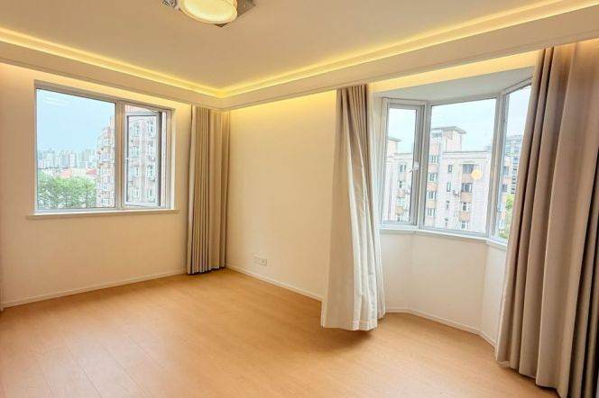 2 Brs, 1 Living room with Brand-new Dec, Central ac, Oven, 120 sqm @ Zhongshan park L2