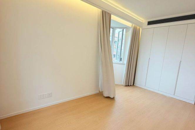 2 Brs, 1 Living room with Brand-new Dec, Central ac, Oven, 120 sqm @ Zhongshan park L2