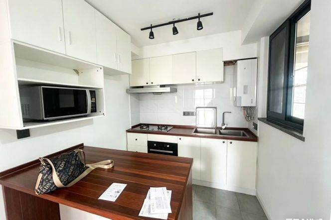 2 Brs with Balcony/Wall heating/Oven/Dish washer, 100 sqm @ Hengshan metro L1