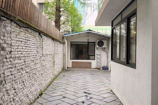 low-density residential compound at North Urumqi Road