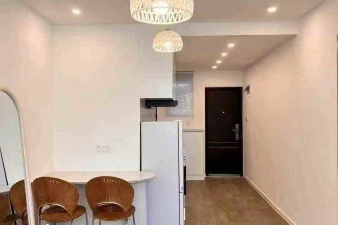 Dong'an rd  1br only 7000  /  Spacious / Bright / Modern/ Quiet /  Stairs