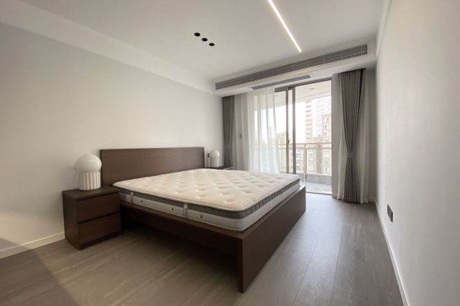 3 Brs, 2 Baths with Open Balcony/Floor heating/Dosh washer/Bathtub, 180 sqm @ Changshou metro L7&13
