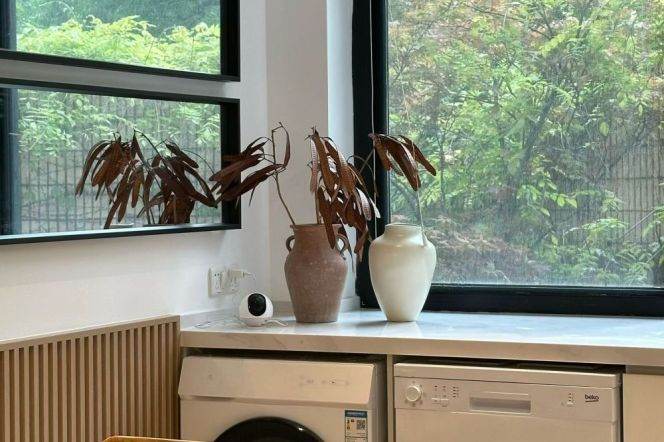 Beautiful 2+1br with Balcony @West Nanjing Road St.