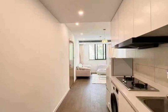Dong'an rd  1br only 7000  /  Spacious / Bright / Modern/ Quiet /  Stairs