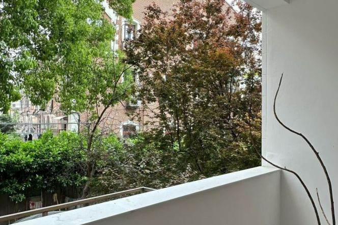 Beautiful 2+1br with Balcony @West Nanjing Road St.