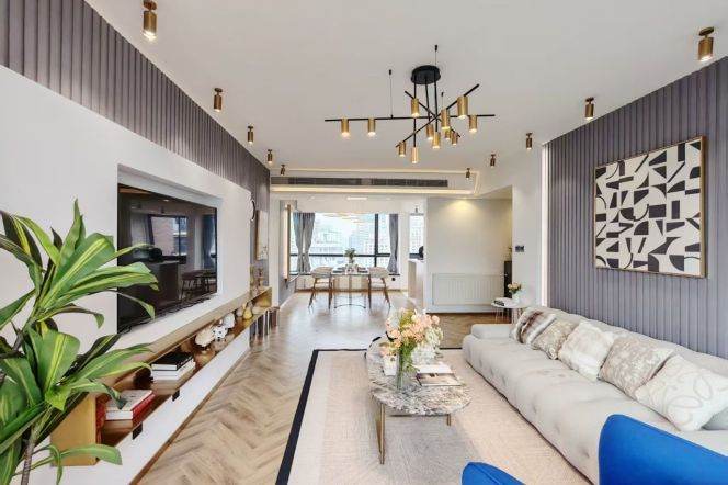 3 Brs, 2 Baths with Open Balcony/ Wall heating/Oven, 150 sqm @ Xiaonanmen station L9