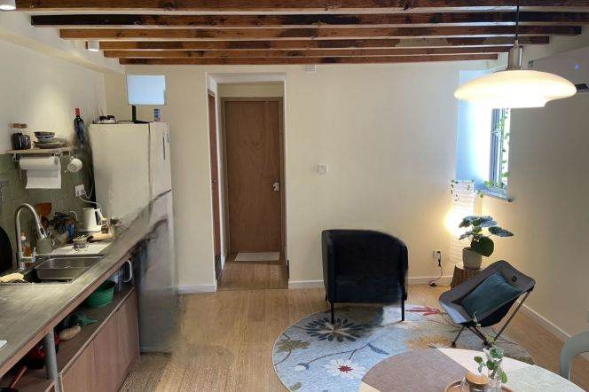 Big 2br/2bt old Apt close to west Nanjing Road