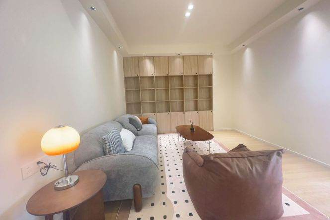 2 Brs, 2 Baths with Central ac/Dryer, 130 sqm @ Shanghai stadium L4