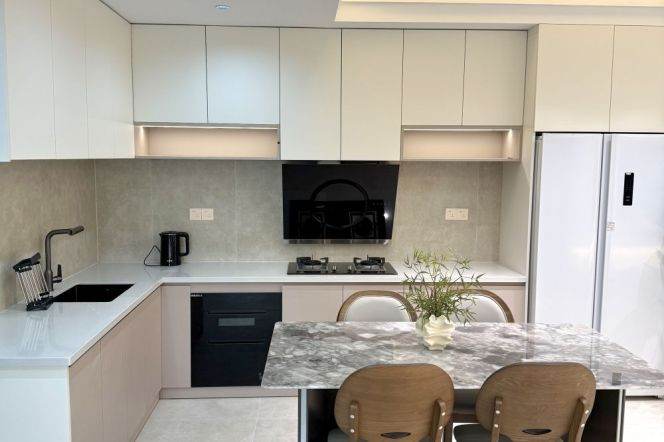 3 Brs, 2 Baths,Central ac, Newly renovated, High rise building, 160 sqm @ South Xizang metro L4&8