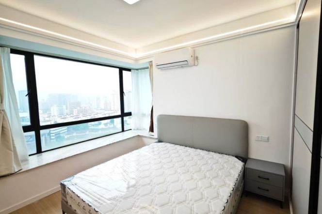 2 Brs with Open Balcony, Newly renovated, 100 sqm, High rise building @ Xujiahui station L1,9&11