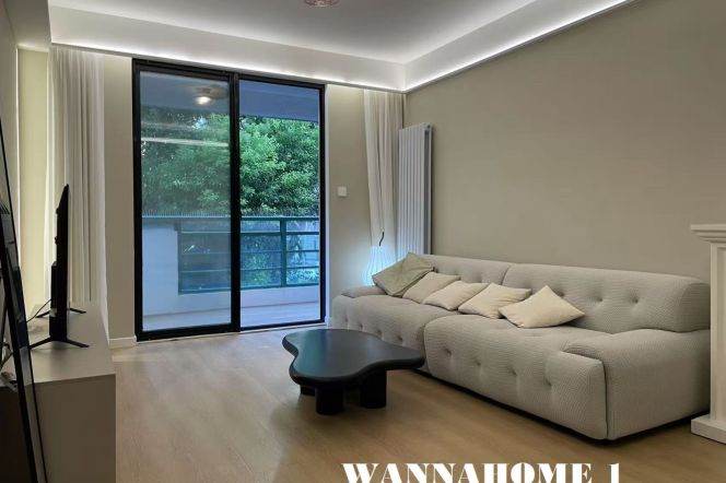 Spacious&Bright Elevator 2Bdrs 1Bath Apt+Huge Open Balcony/L14 Wu Ding Rd/Jing'an Temple
