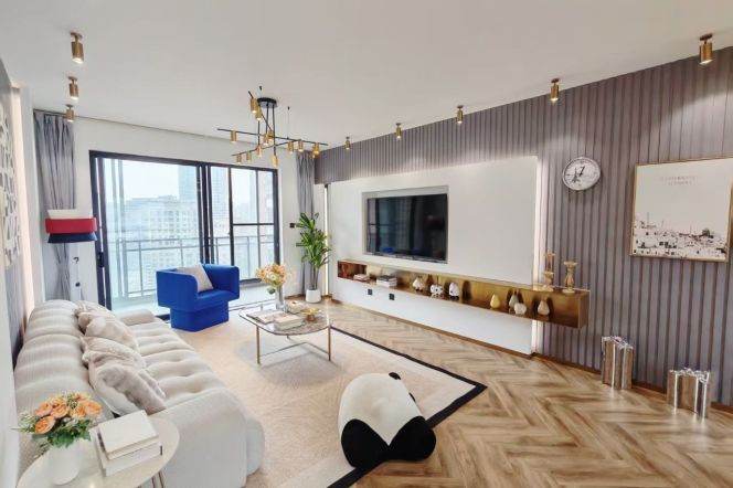 3 Brs, 2 Baths with Open Balcony/ Wall heating/Oven, 150 sqm @ Xiaonanmen station L9