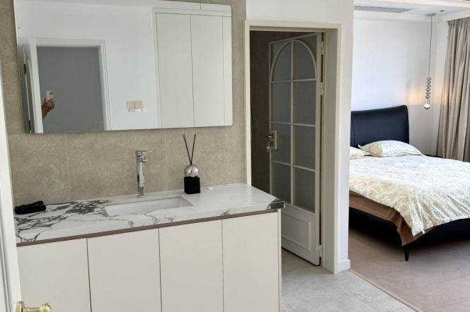 3 Brs, 2 Baths,Central ac, Newly renovated, High rise building, 160 sqm @ South Xizang metro L4&8