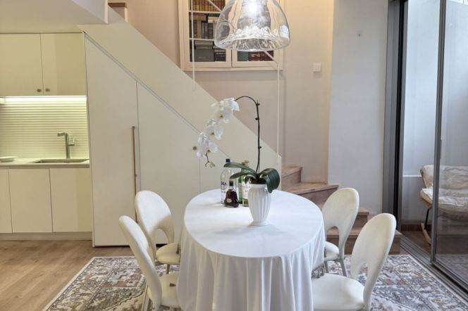  Historic 3br old apt with Yard nr Changshu Rd   Line 1/7   