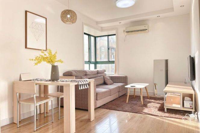 Renovated 2br apt close to weining station,Line 2