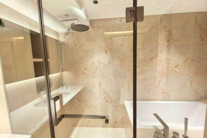 Brand new decoration 3brs with floor heating and balcony in People Square 