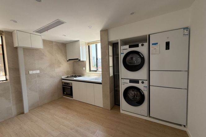 Elevator 2br Apt close to Changshu Road