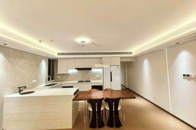 Brand new decoration 3brs with floor heating and balcony in People Square 