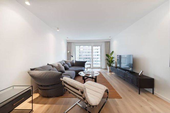 Great view 3Br with Balcony @ L1/9/11 Xujiahui 