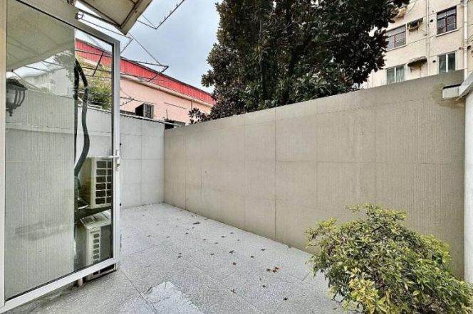 Big Yard one bedroom Apt+Floor heating+central AC+dryer+oven @ Zhongshan Park