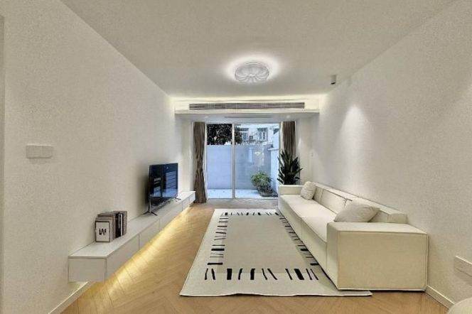 Big Yard one bedroom Apt+Floor heating+central AC+dryer+oven @ Zhongshan Park