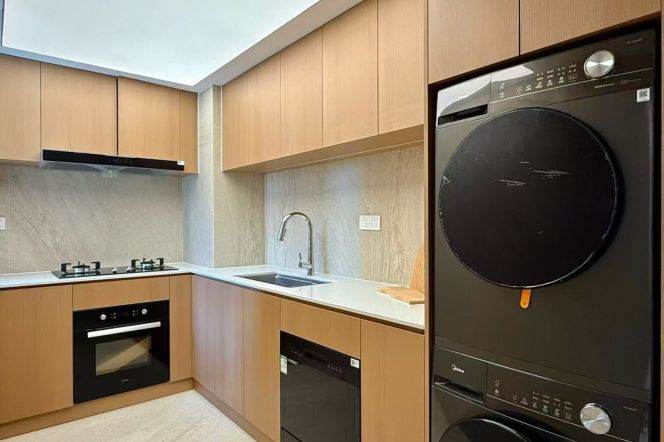 brand new modern 2brs 2baths floor heating near Xujiahui line 1,4,11 only 17K