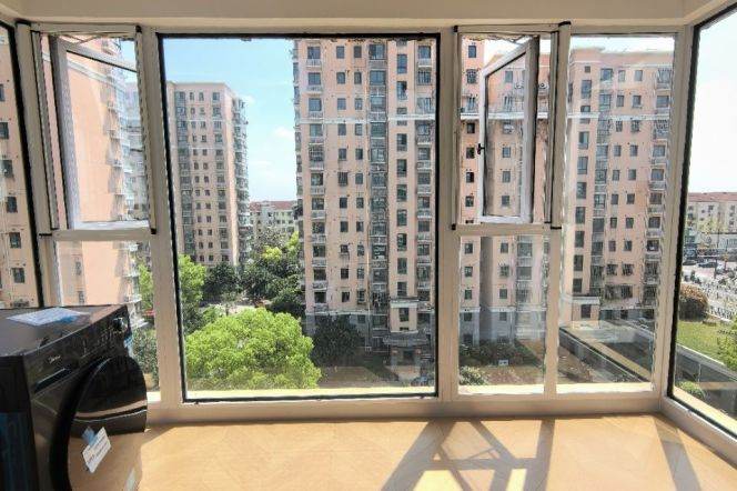 Freshly renovated 1br apt close to Beixinjing,Line 2