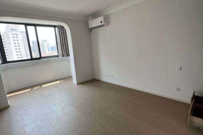 Awesome View+Spacious&Bright 3Bdrs 1Bath Apt+L2/11 Jiang Su Rd+Suzhou Creek+Zhong Shan Park