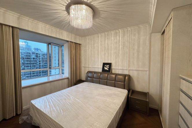 Downtown Jing'An modern design 3Brs- 158Sqm., fully furniture with floor heating