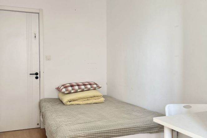 bright room near Zhongshan park, close to SJTU, long/short term accepted 