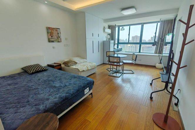 Nice view & Cozy 1 br in HuangPu ,5 mins walking to L 4 NanPu Bridge St.