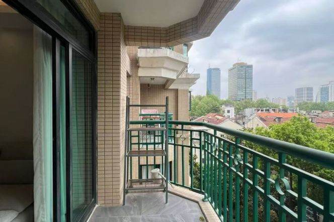 Modern 2brs with balcony and wall heating  in central downtown 