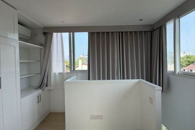 Bright&Spacious 3BR Old Apt w/Balcony nr Jiaotong University Station