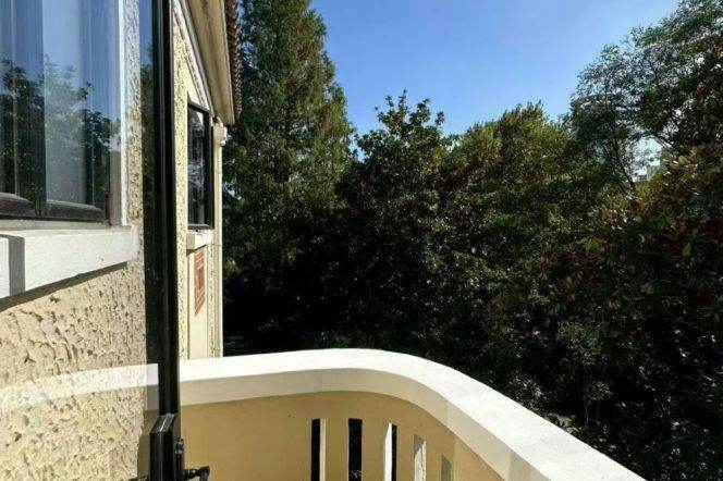 Wutong District, old apartment building, with outdoor area, windows offering views of greenery
