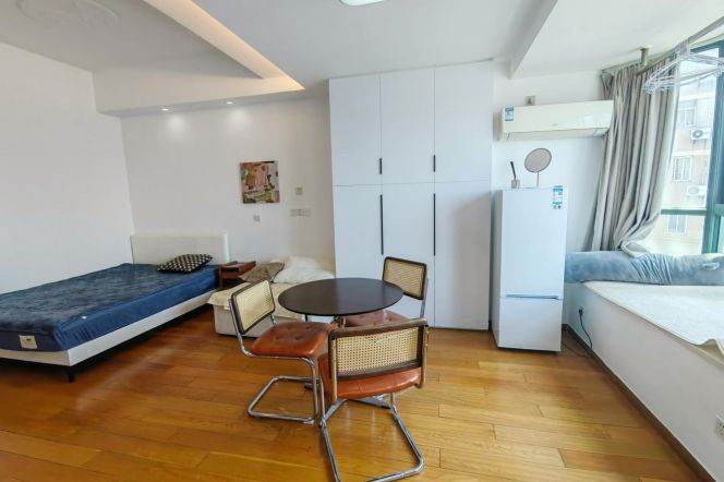 Nice view & Cozy 1 br in HuangPu ,5 mins walking to L 4 NanPu Bridge St.